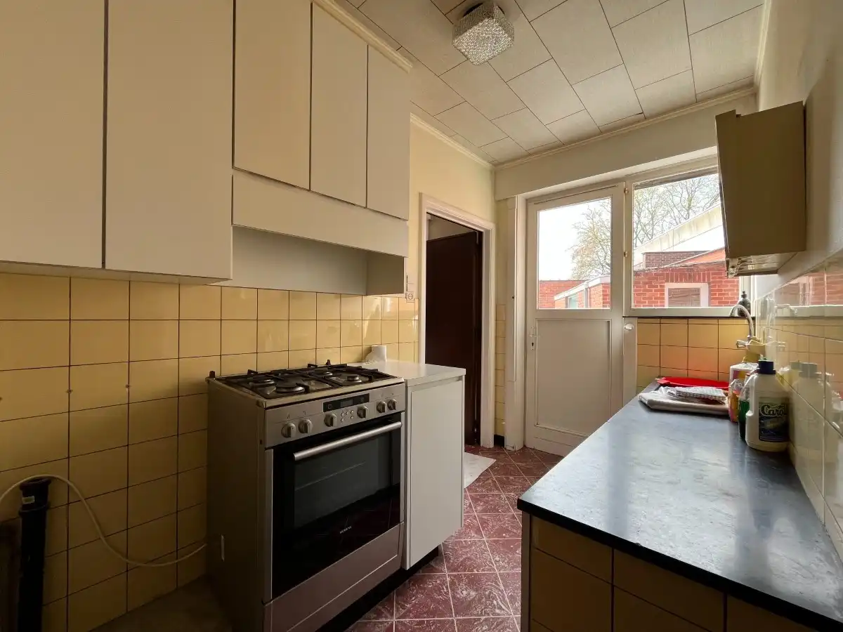 Rumbeke - Te renoveren woning met tuin, garage en uitweg achteraan foto 9