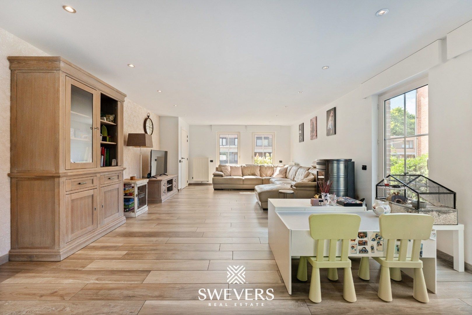 Ruime open bebouwing met nieuwe keuken en veranda foto 2