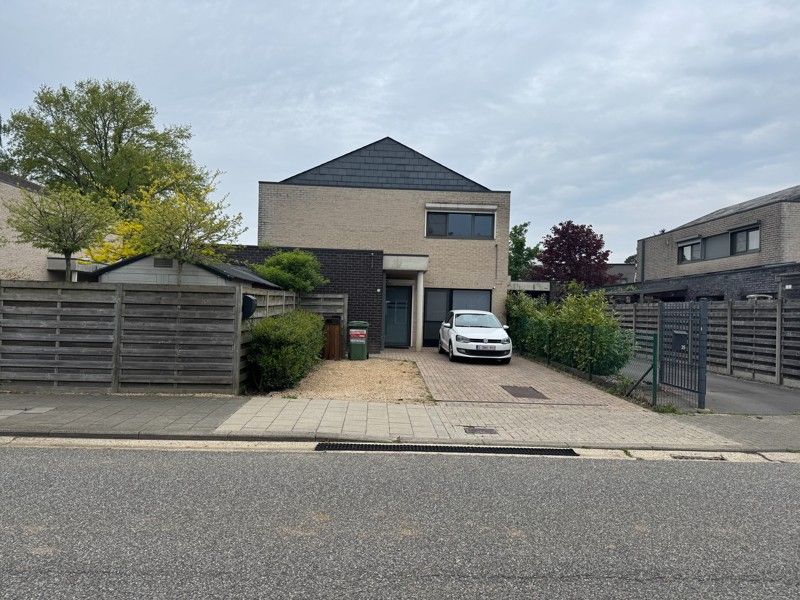 Moderne woning met 3 slaapkamers & tuin in aangename en rustige woonwijk. foto {{pictureIndex}}