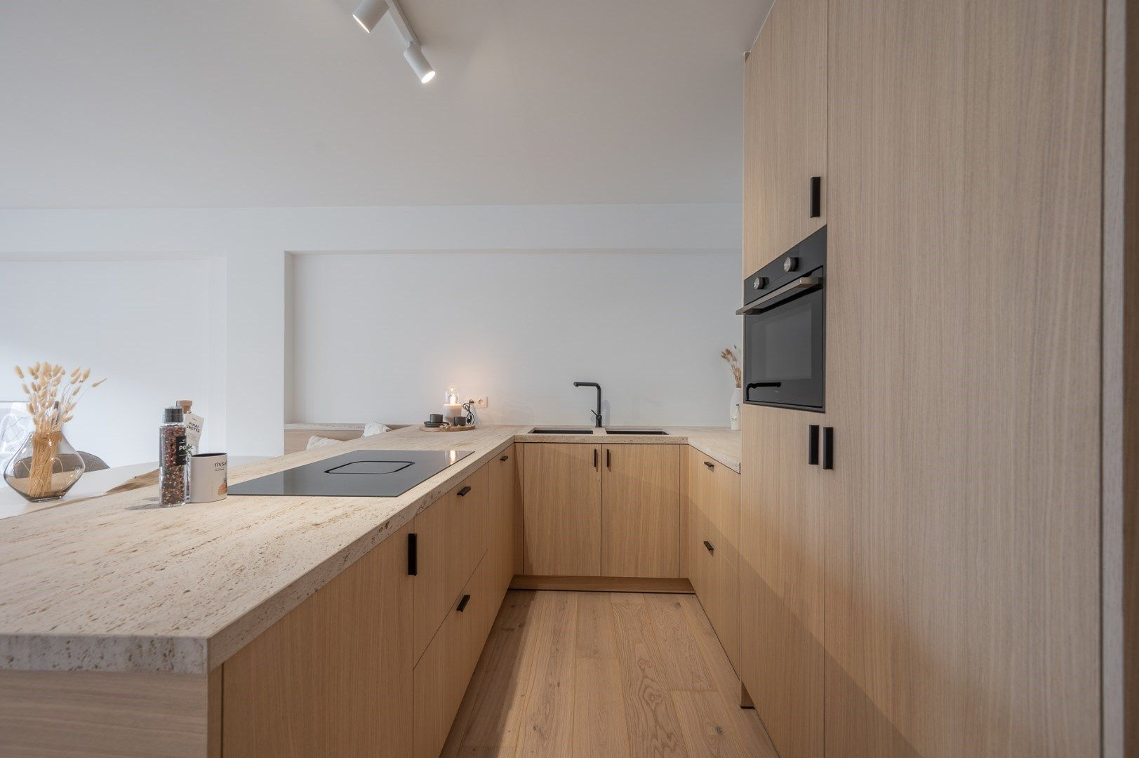 Prachtig gerenoveerd appartement met fantastische ligging in het commerciële centrum van Lippenslaan - Knokke.  foto 4
