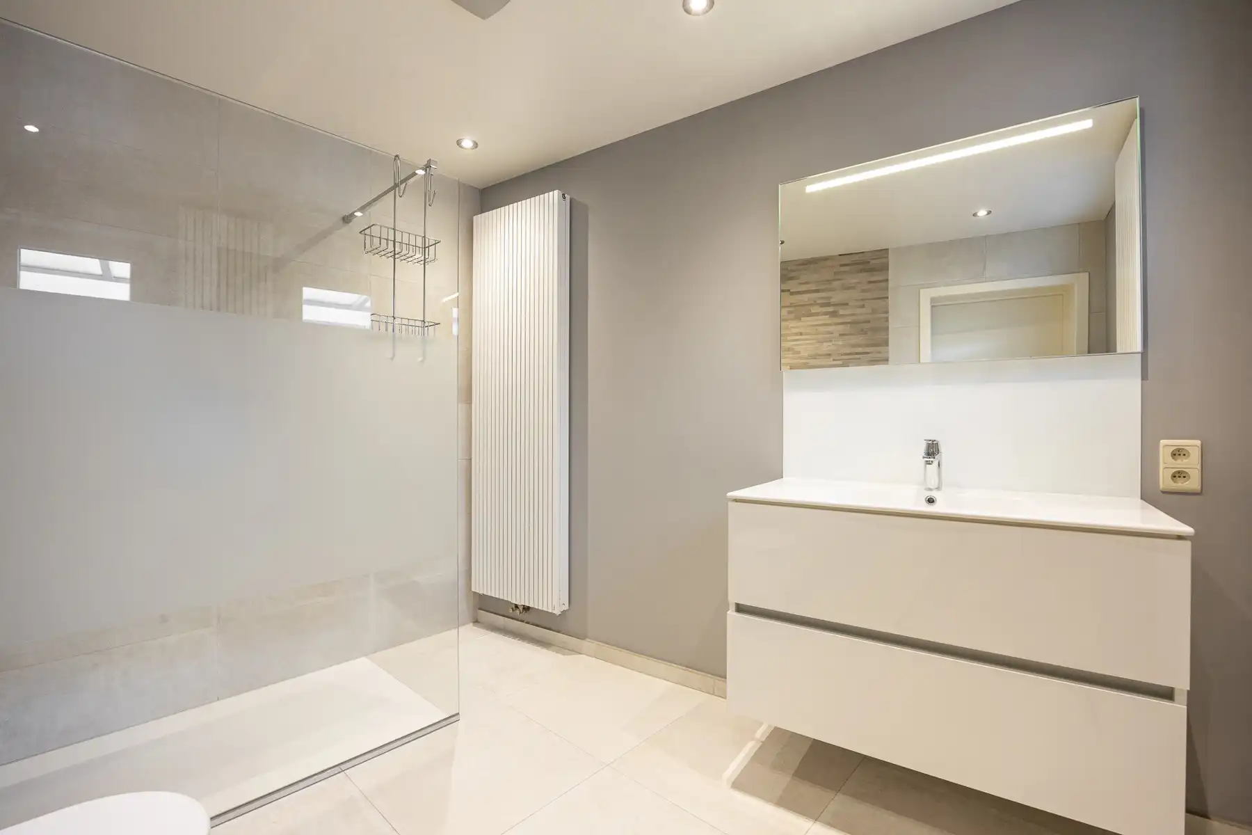 Ruime gezinswoning met 5 slaapkamers op een perceel van 638m². foto 8