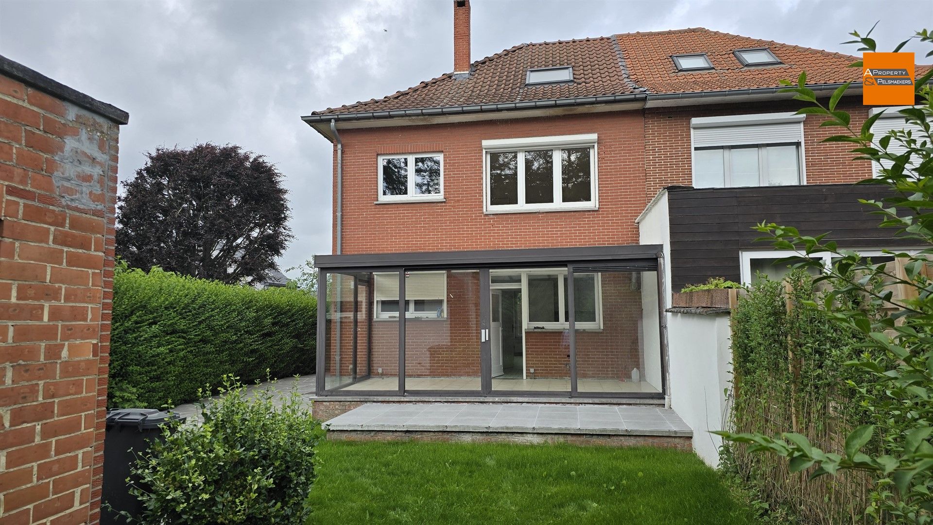 Volledig gerenoveerde woning met 4 slaapkamers en zonnige tuin in rustige wijk foto 26