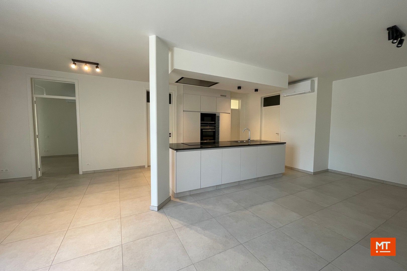 Gelijkvloers appartement met 2 slaapkamers en garage foto 2