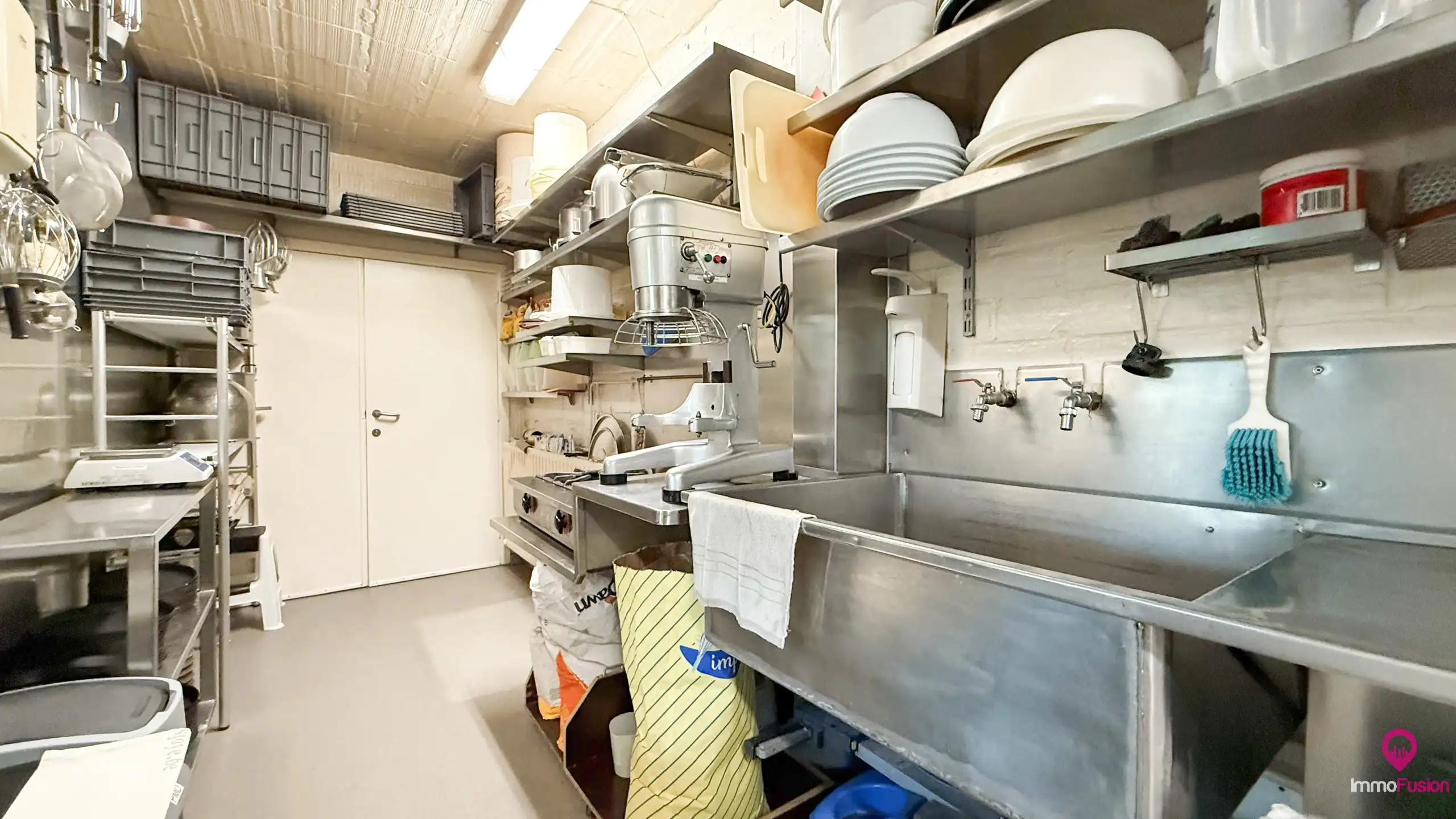 Instapklare bakkerij met woonst in het centrum van Zolder! foto 24