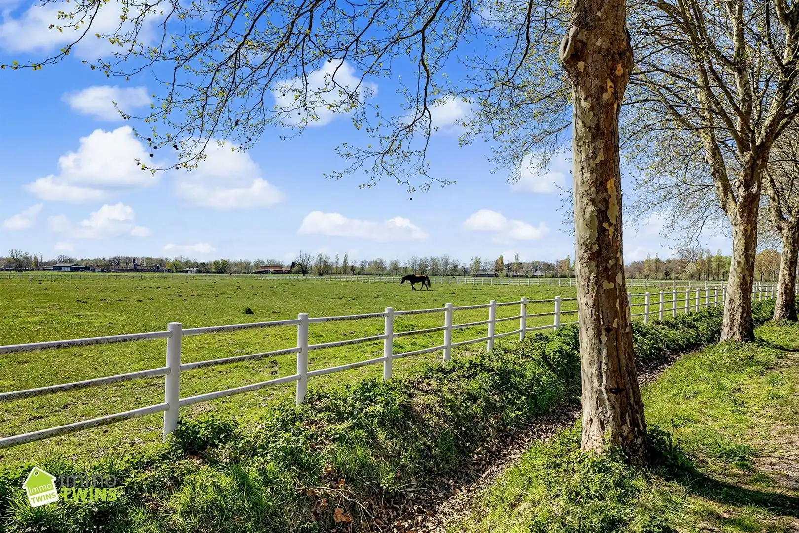 Prachtige instapklare woning met zeer ruime inpandige garage, aangelegde tuin met terras te Waasmunster foto 21