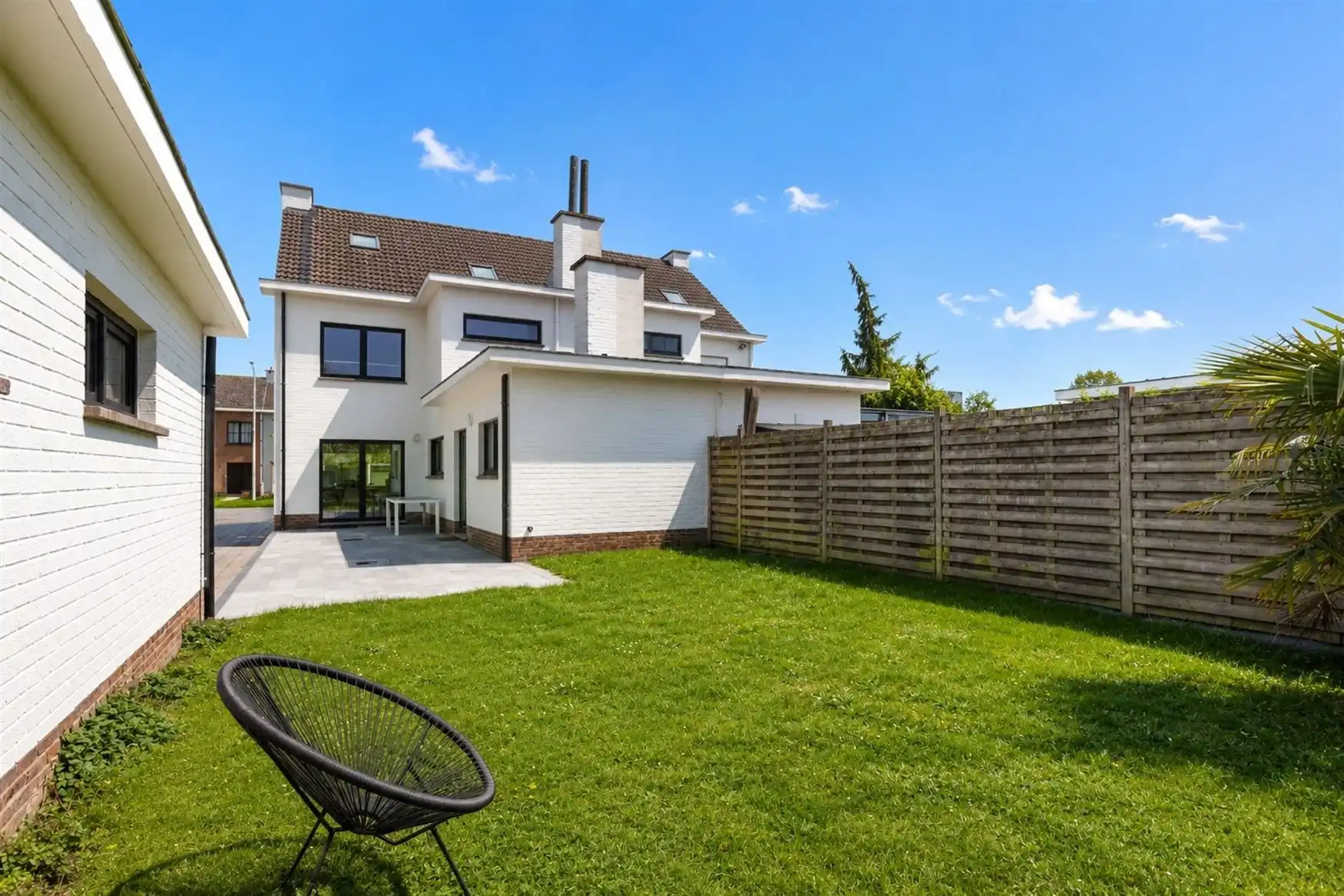 Volledig gerenoveerde gezinswoning met tuin in Drongen foto 2
