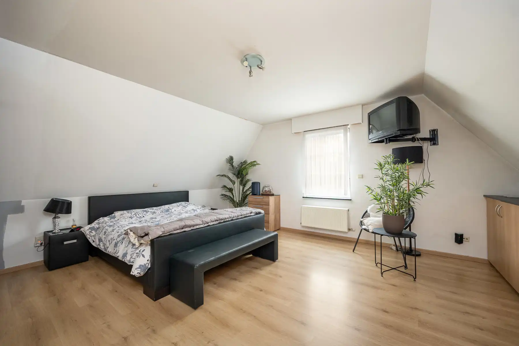 Energiezuinige villa met 5 slaapkamers en ruim bijgebouw op een perceel van 1.240m². foto 13