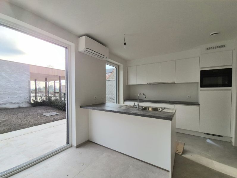 Hooglede: gesloten nieuwbouwwoning met 3 slaapkamers, zuid-gerichte tuin, carport en berging op een perceel van 169 m², centrale ligging foto 2