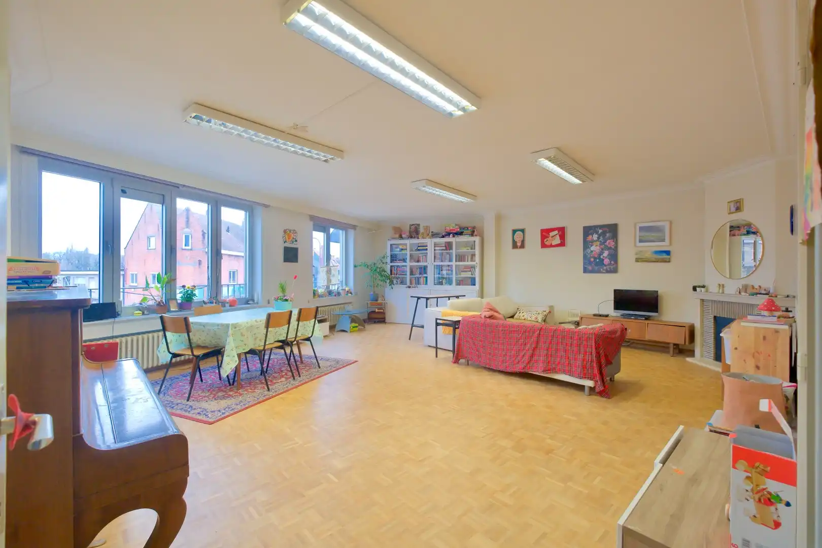 LICHTERVELDE - ZEER RUIM APPARTEMENT MET 3 SLPKS + garagebox foto 2