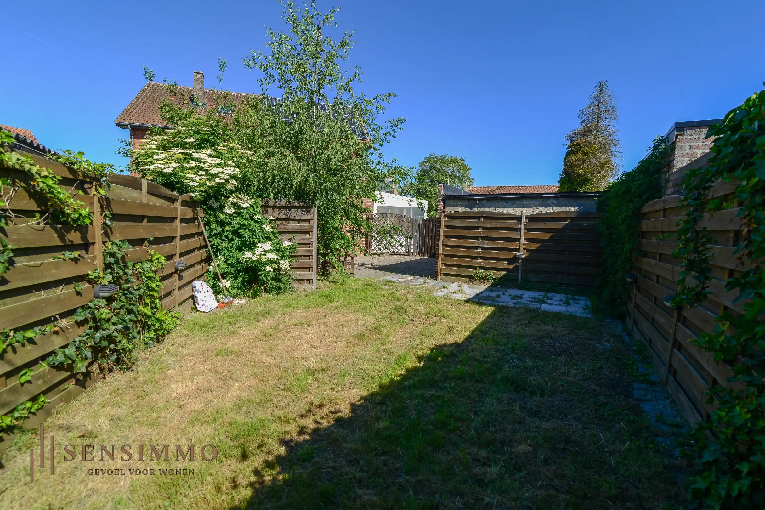 Gerenoveerde 4 slaapkamer woning met zonneanepelen en verzorgde tuin foto 20
