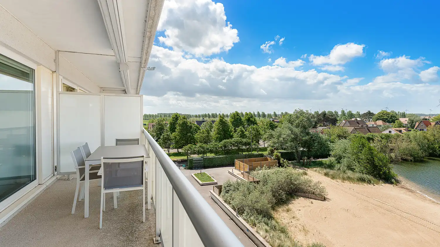 Zongericht ruim 2-slaapkamer appartement met prachtige open zichten foto 3