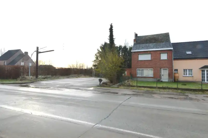Half-open woning + te verkavelen perceel grond. foto {{pictureIndex}}