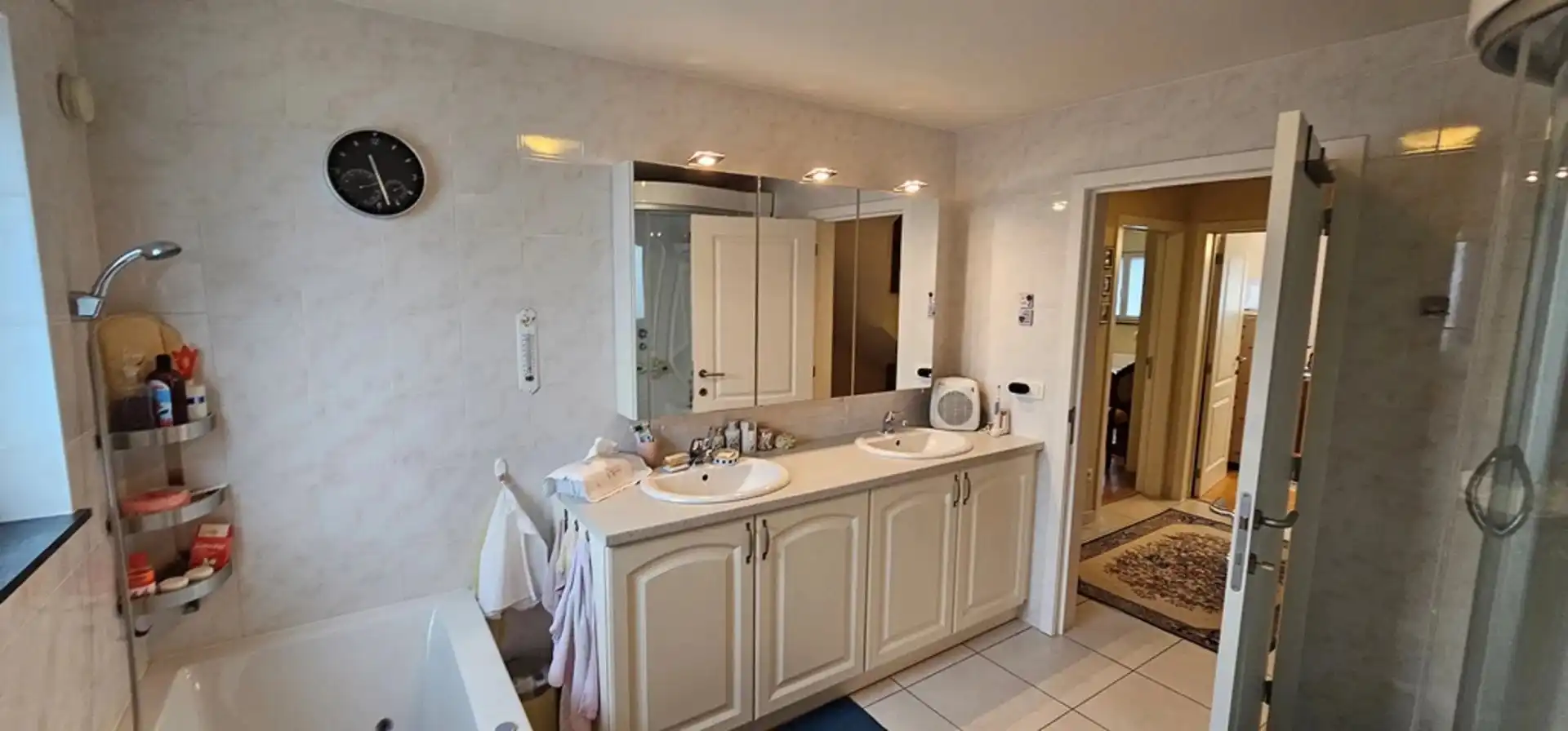 Ruime, recente, instapklare, energiezuinige half open bebouwing met degelijke en kwalitatieve afwerking en zonnepanelen, gelegen net buiten de grote ring van Hasselt. foto 25