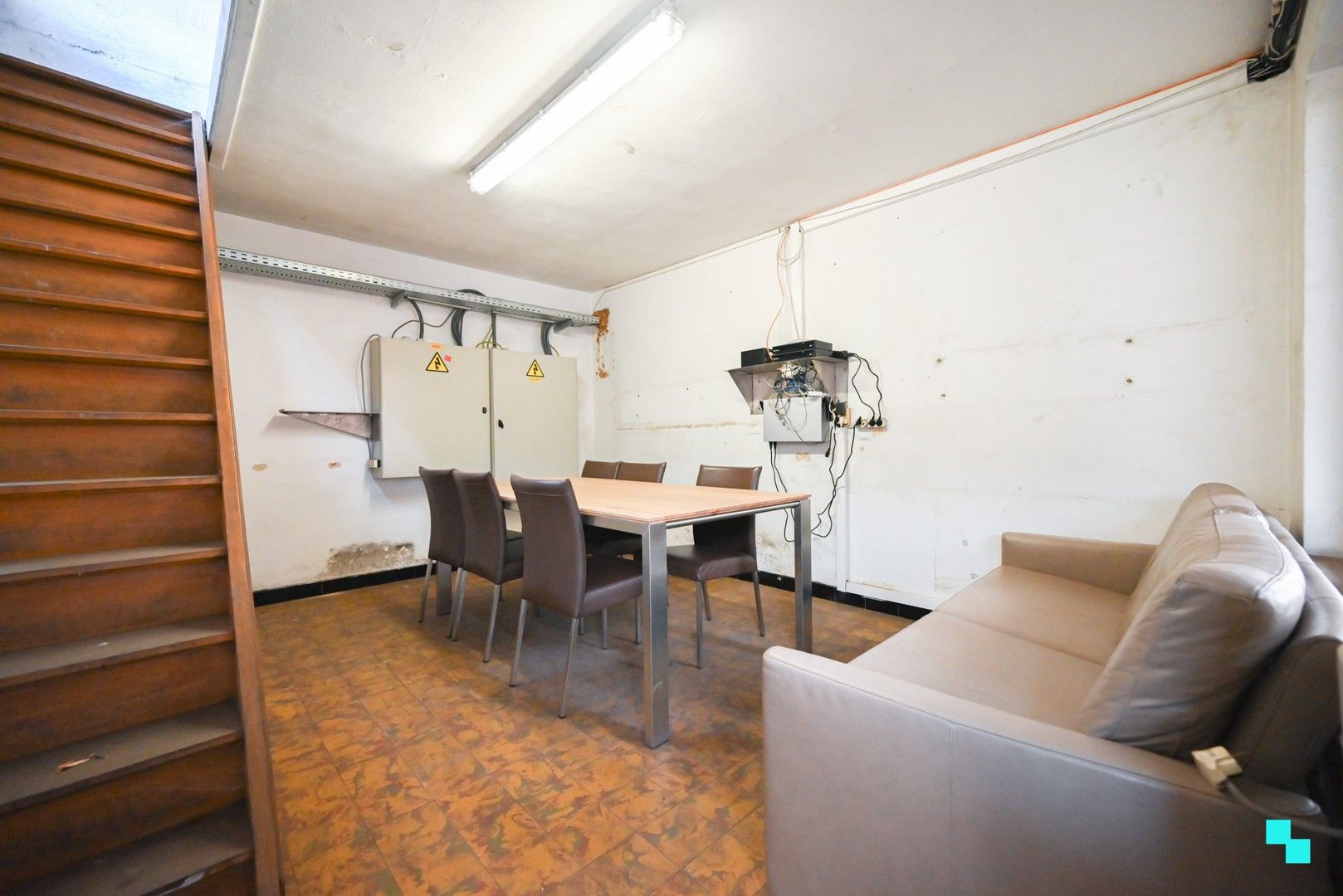 Te renoveren woning met magazijn op zichtlocatie in Izegem foto 15