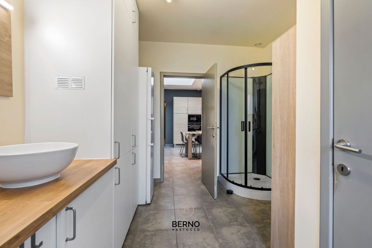 Ruime, gerenoveerde woning met knappe tuin foto 11