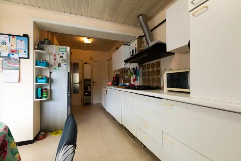 Rustig gelegen, te moderniseren woning met 3 slaapkamers (meer mogelijk), tuin en grote garage op 288m². foto 6