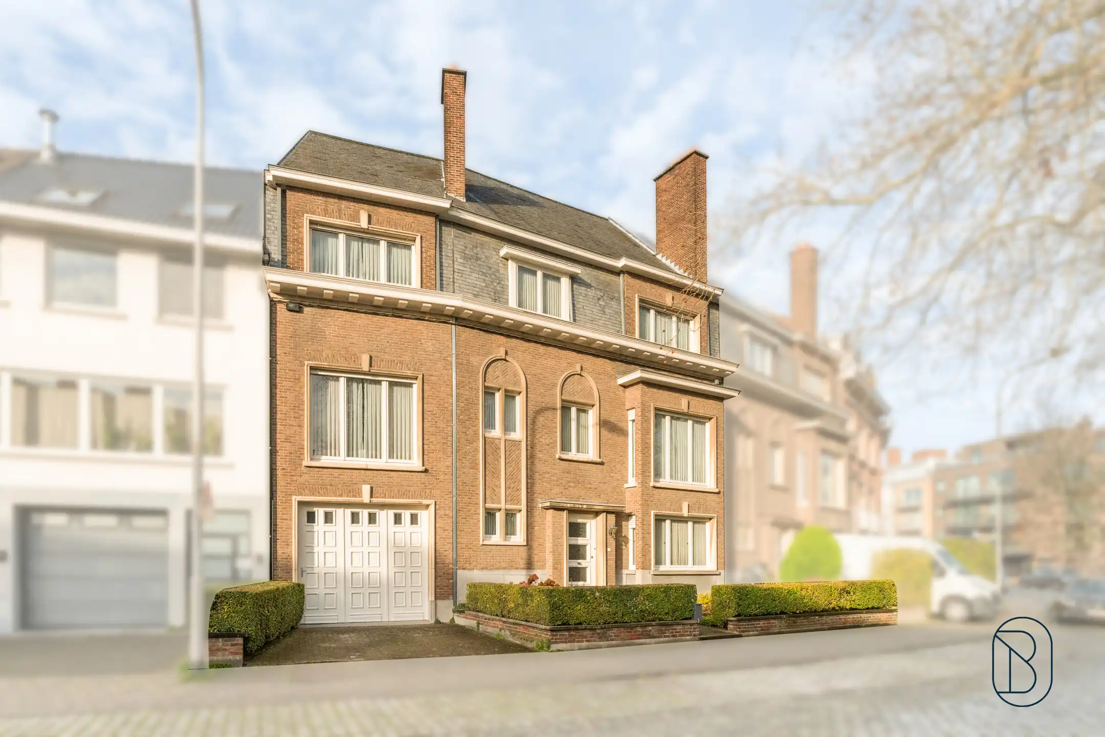 Topgelegen op te frissen herenwoning met ruime garage foto 2