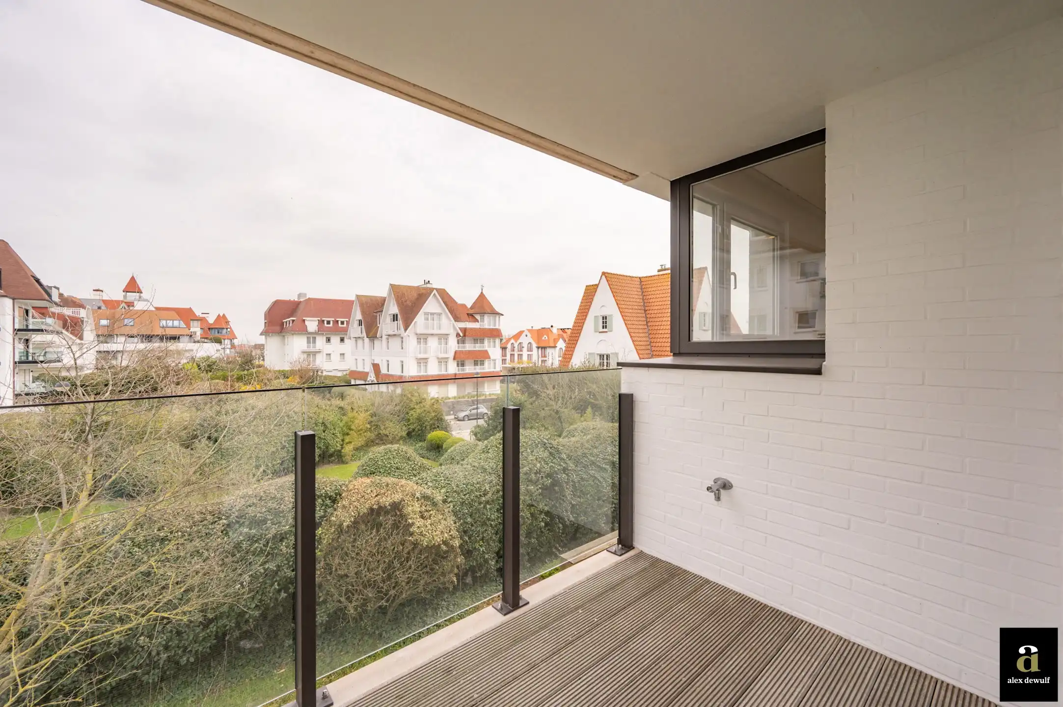 Uitstekend gelegen en stijlvol gerenoveerd appartement met goed zeezicht in villaresidentie [Kustlaan - Knokke Zoute]. foto 23