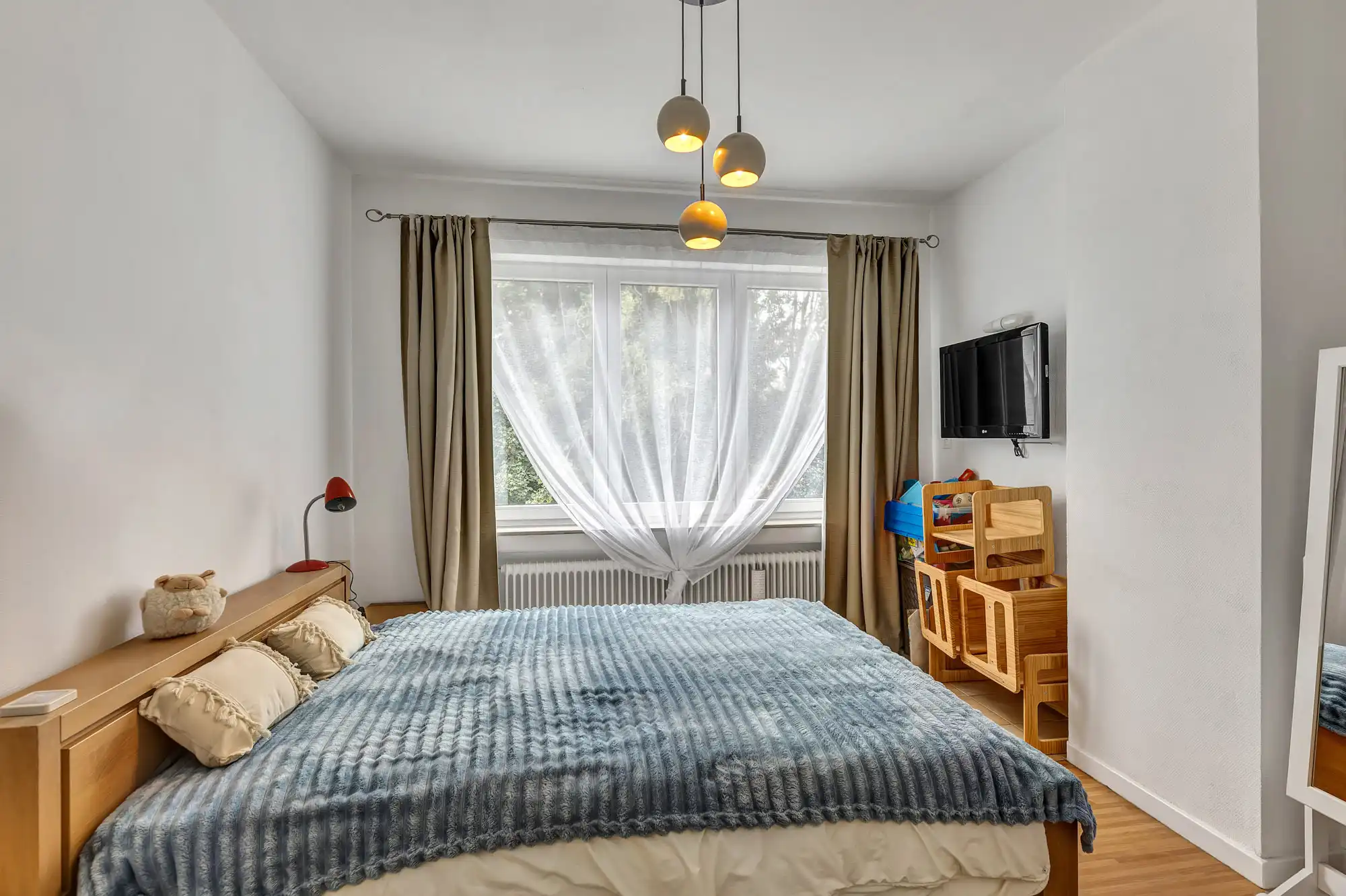 Gerenoveerde woning met 4 slpks op strategische locatie! foto 16