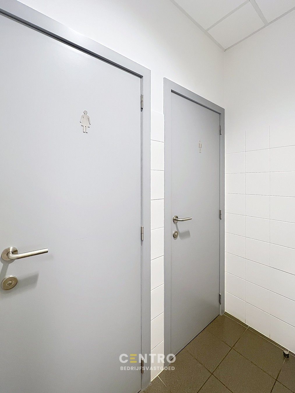 Veelzijdig pand bestaande uit RUIME woning met kantoor/praktijk/winkelruimte (267m²) + VERHUURD handelsgelijkvloers (238m²) op COMMERCIËLE ligging te Tielt! foto 47