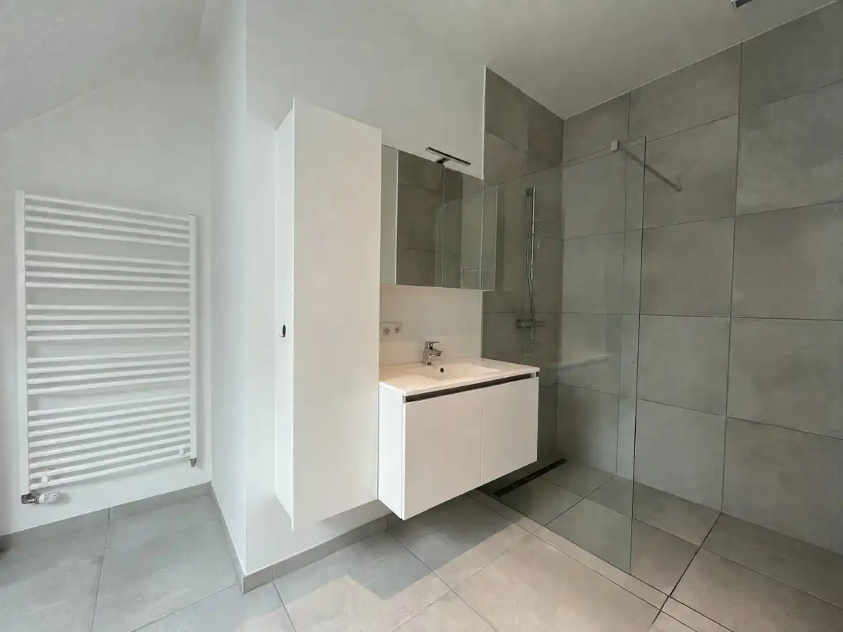 Moorslede – Instapklaar en lichtrijk dakappartement langs de Stroroute foto 9