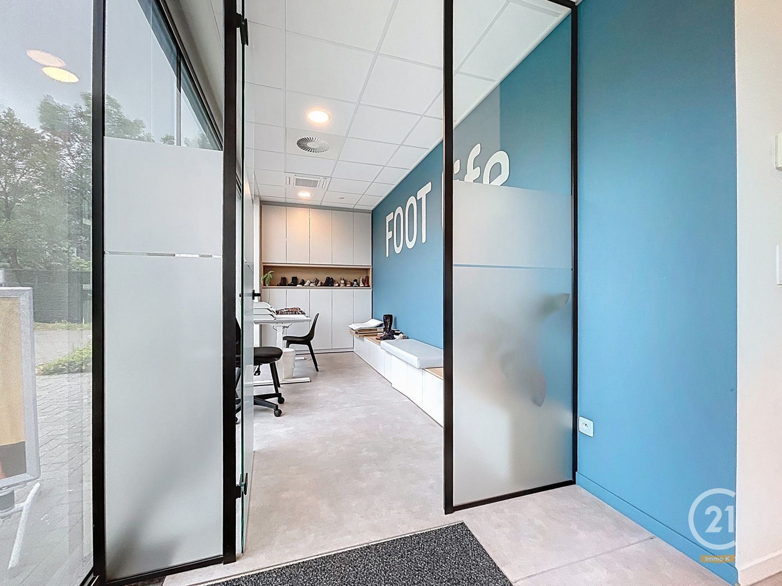 Commercieel gelegen handelsgelijkvloers met 3 privé-parkings foto 4