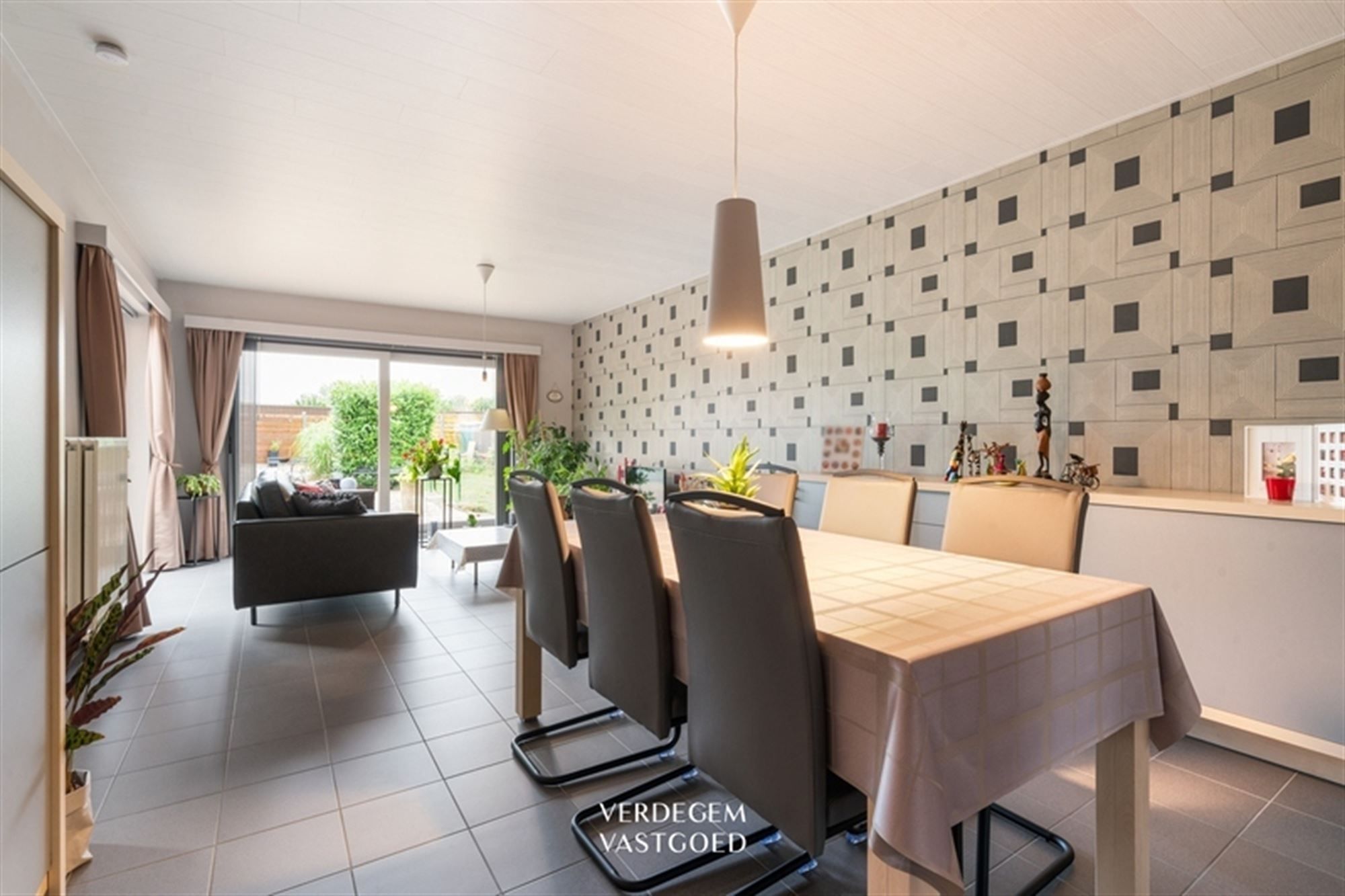 Instapklare woning met 3 slaapkamers, carport en fijne tuin foto 4
