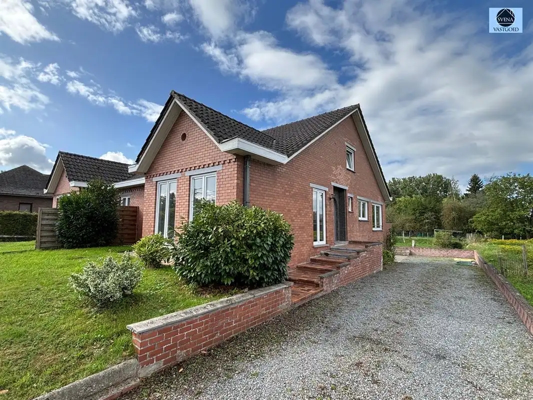 Hoofdfoto van de publicatie: HALFOPENBEBOUWING MET 3 SLAAPKAMERS, TUIN EN GARAGE