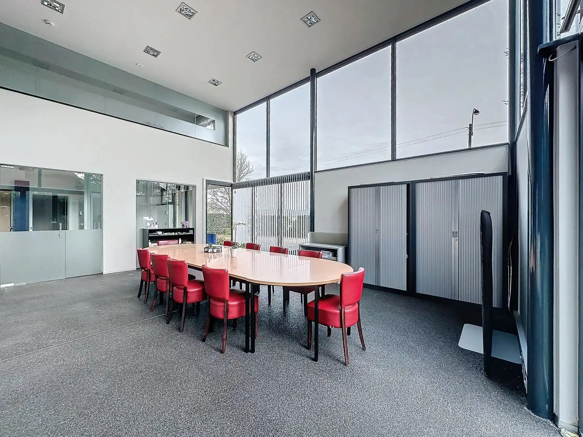 Unieke moderne woning met een dubbele bestemming op een perceel van 29a24ca. foto 10