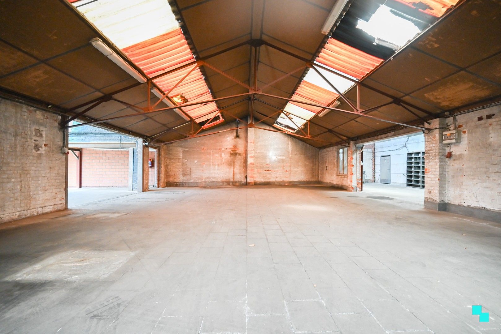 Te renoveren woning met magazijn op zichtlocatie in Izegem foto 10