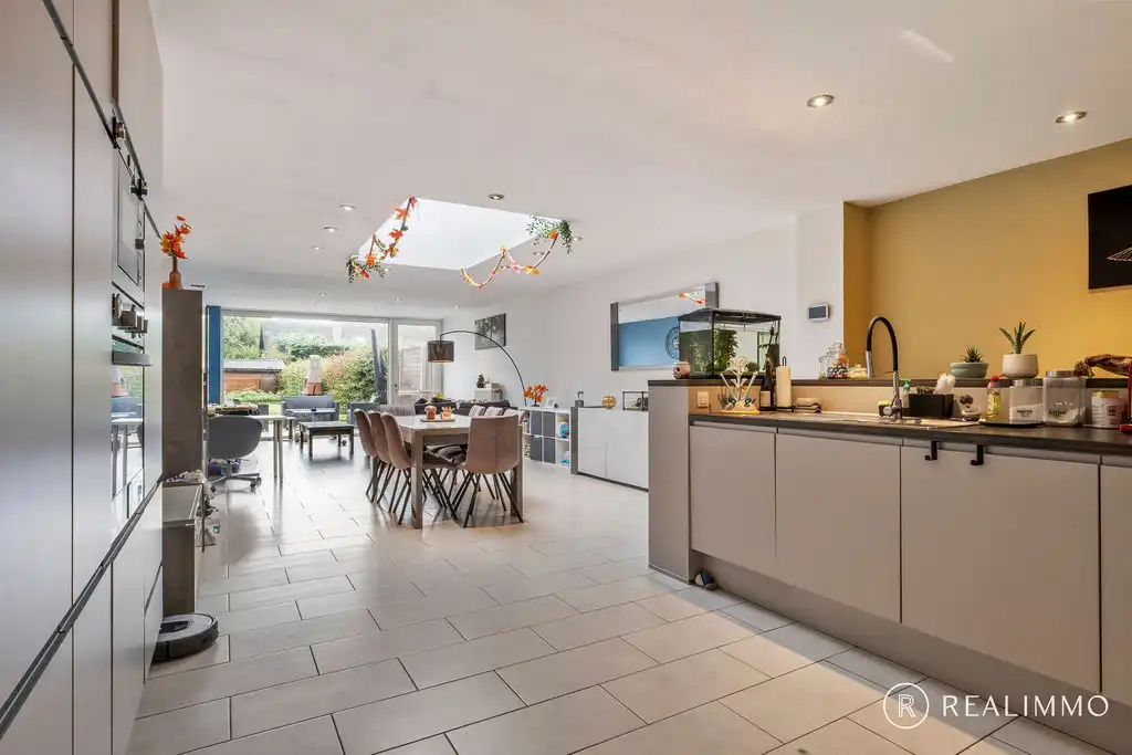 Gerenoveerde en energiezuinige gezinswoning in Aalbeke foto 3