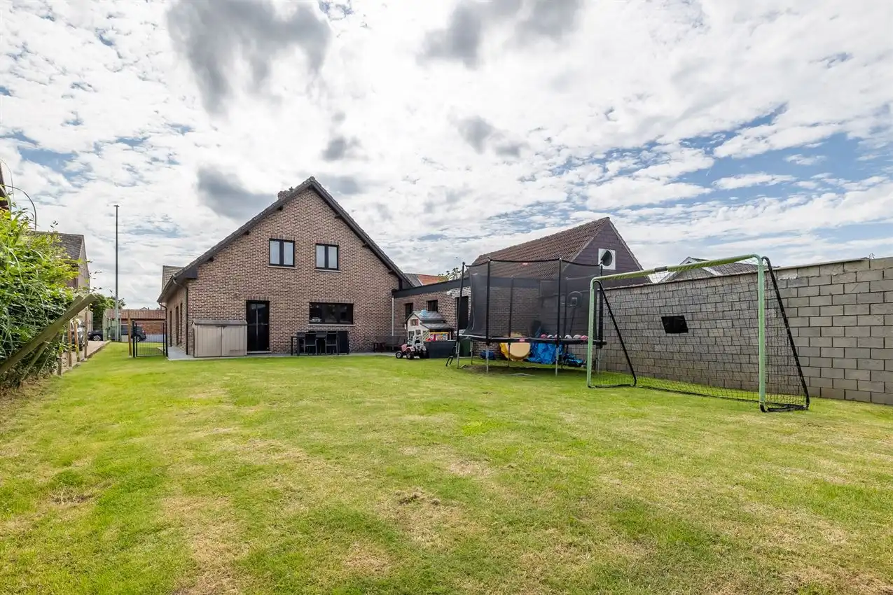 Mooie, ruime villawoning met leuke tuin op rustige locatie foto 4