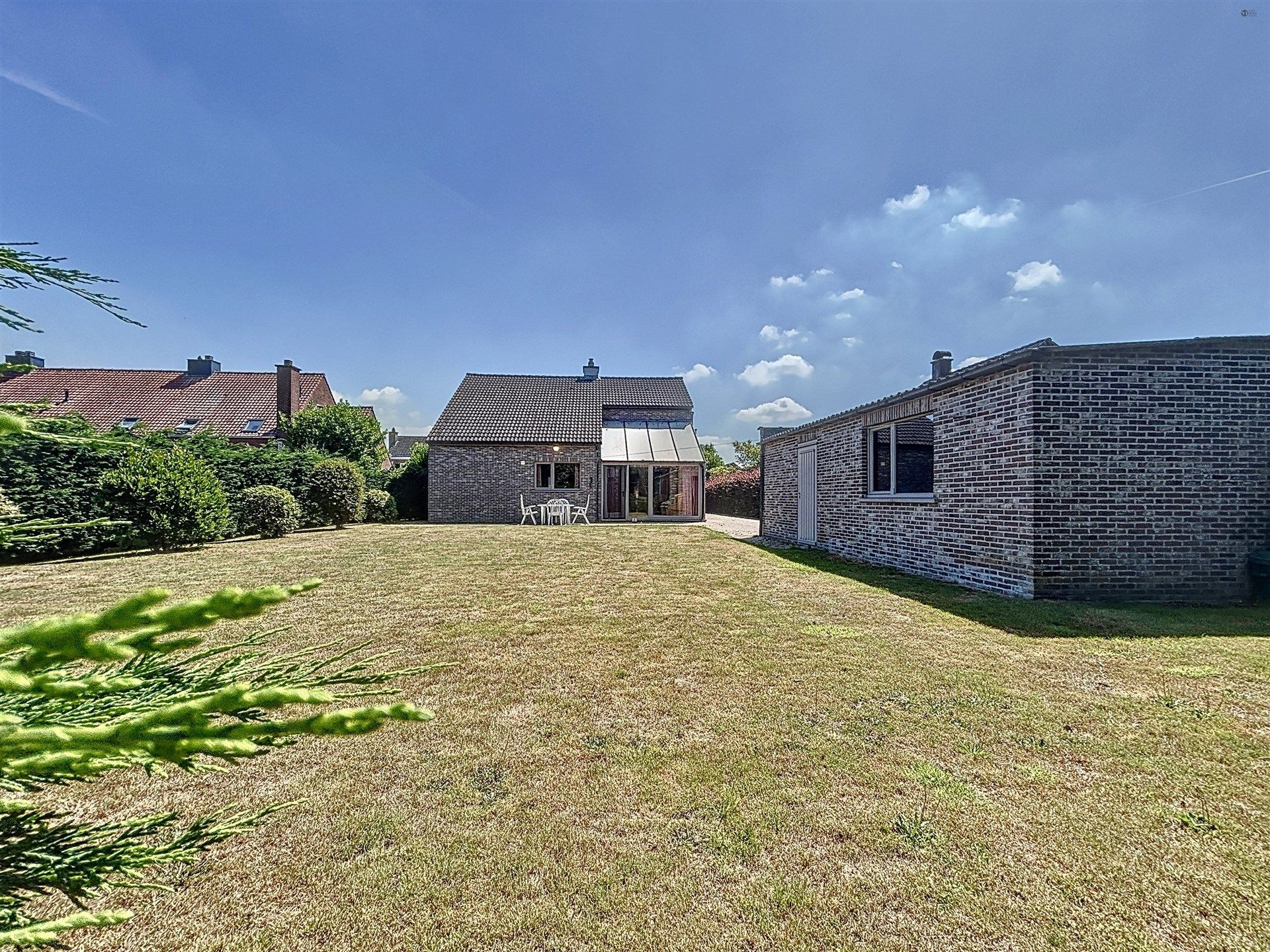 Rustig gelegen en instapklare open bebouwing (type bungalow)  met garage op perceel van 885m²  foto 19