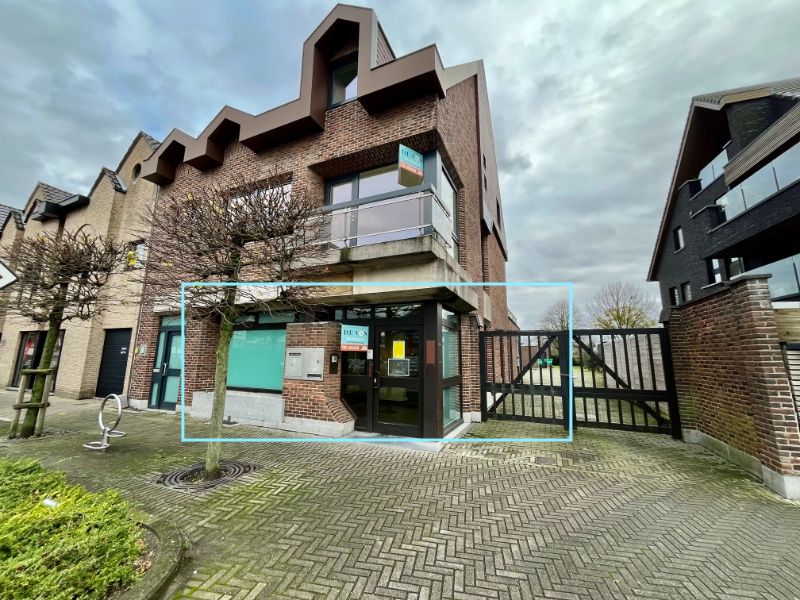 POLYVALTENTE KANTOORRUIMTE TE HUUR IN HET CENTRUM VAN SLEIDINGE foto {{pictureIndex}}