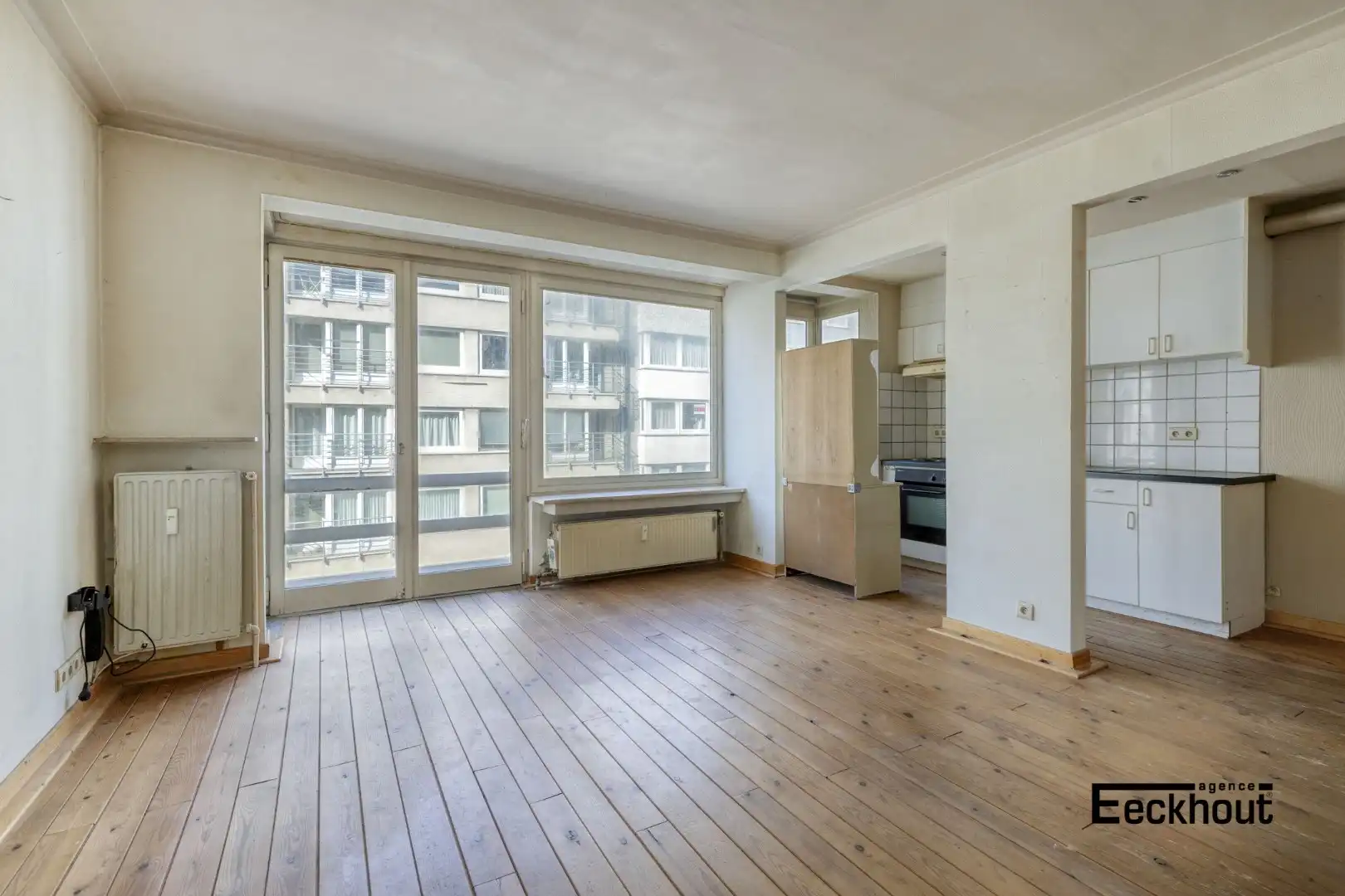 Op te frissen 2 slaapkamer appartement in hartje Oostende! foto 3