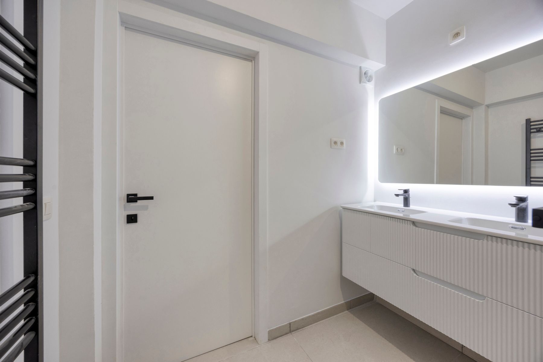 Luxueus gerenoveerd appartement met twee kamers en garage foto 9