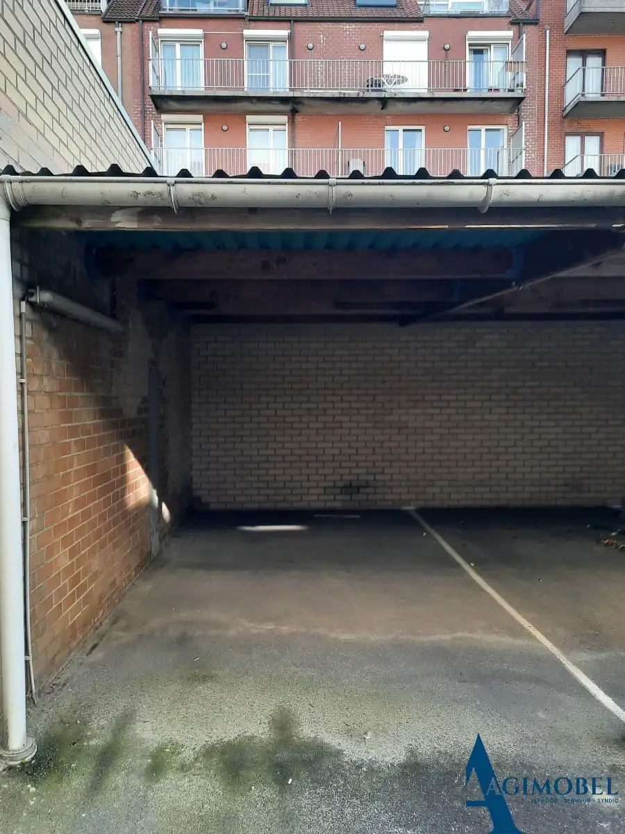 Overdekte staanplaats gelijkvloers links tegen muur, gelegen op  de Koningslaan. foto 3