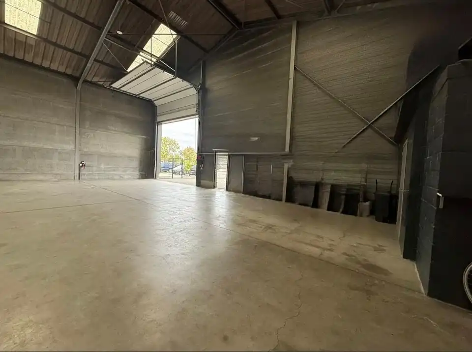 Loods van 360m² op toplocatie in Lanaken, te huur! foto 3
