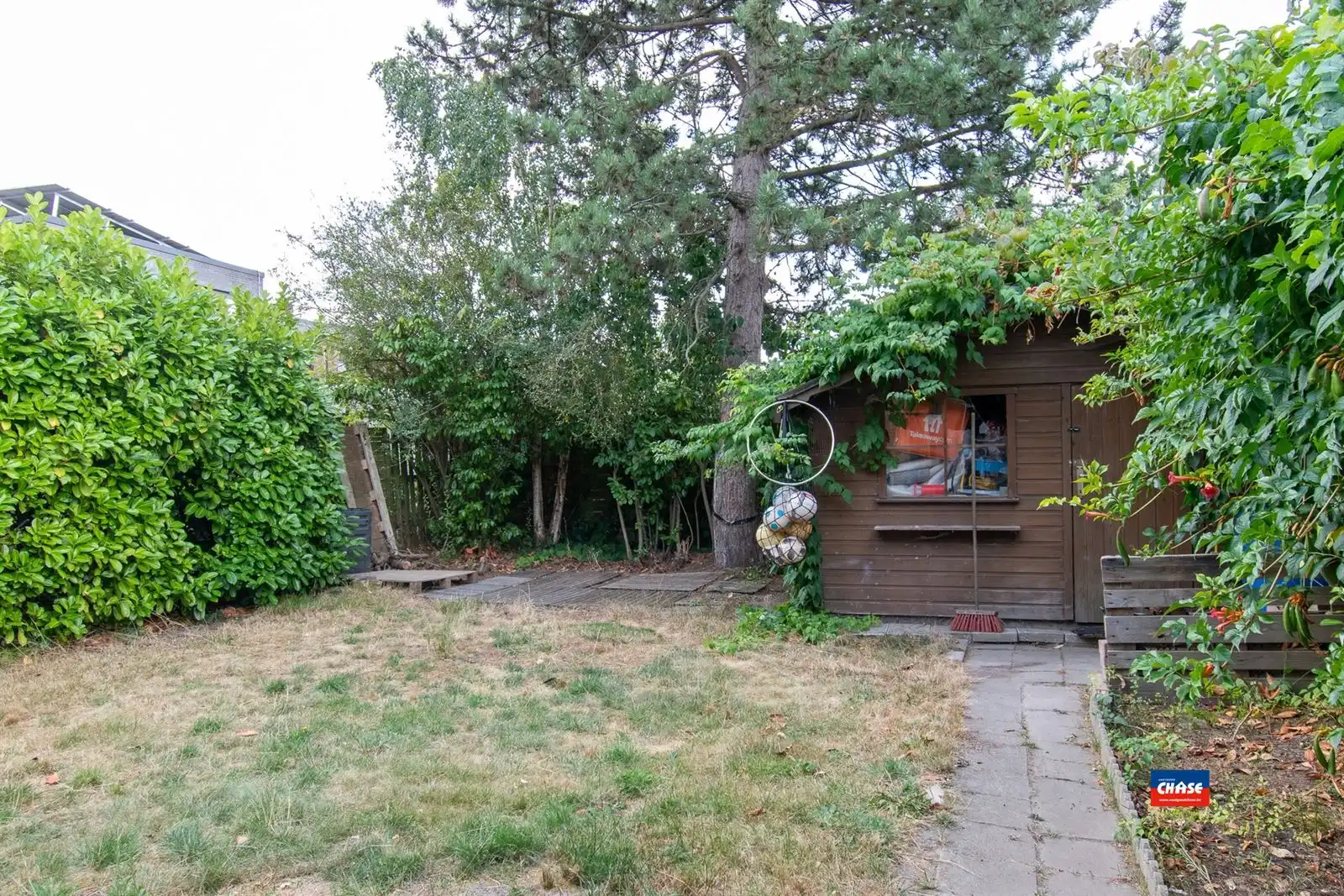 HOB met vier slaapkamers, tuin en garage foto 16