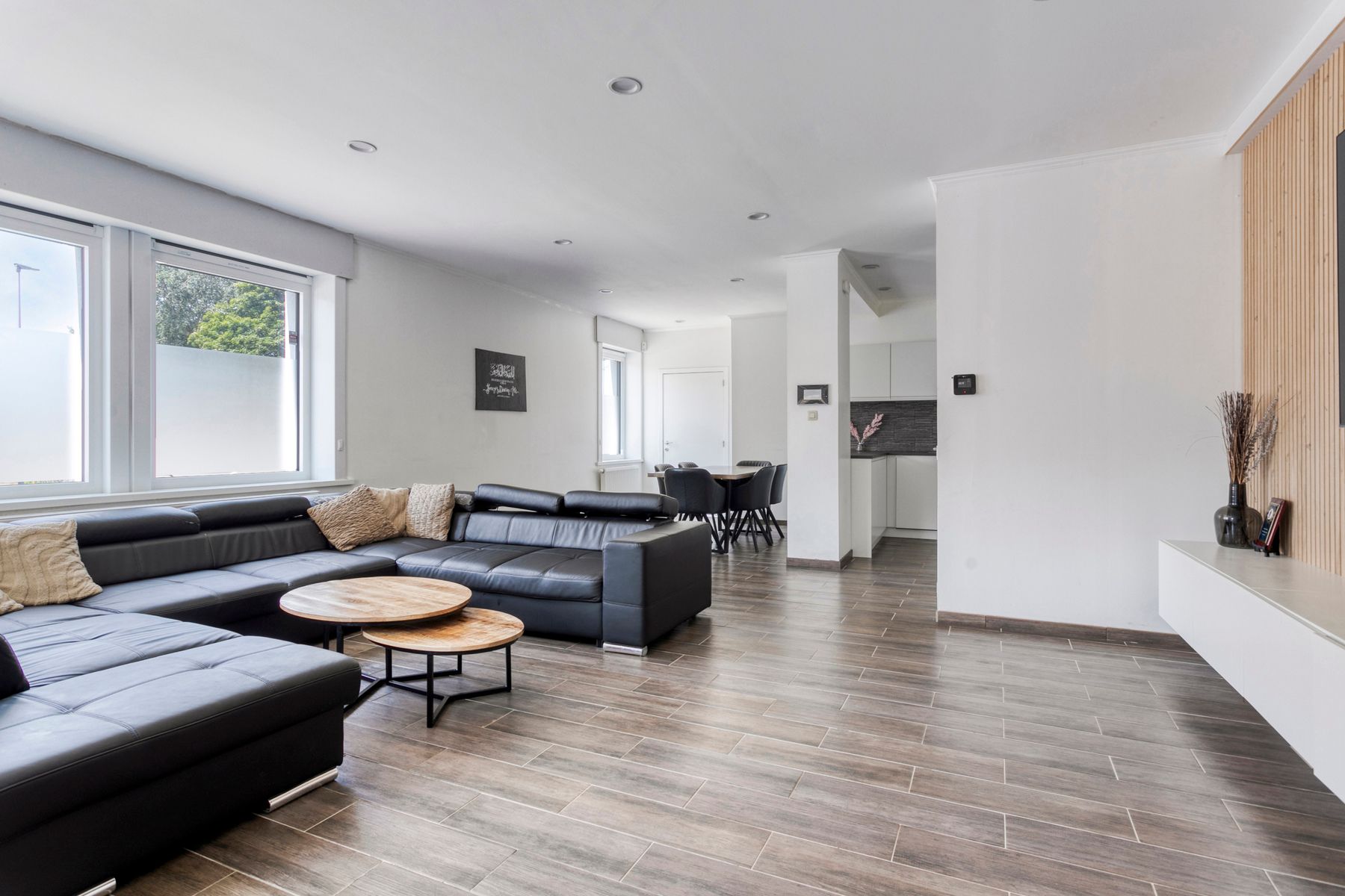 Ruime kloeke gerenoveerde woning met garage !!!! foto 3