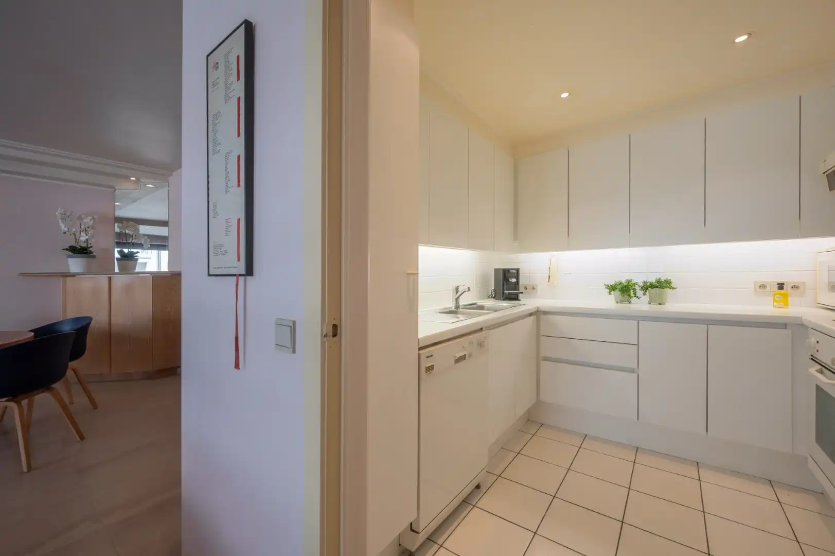 Ruim en breed appartement met goed zijdelings zeezicht foto 8