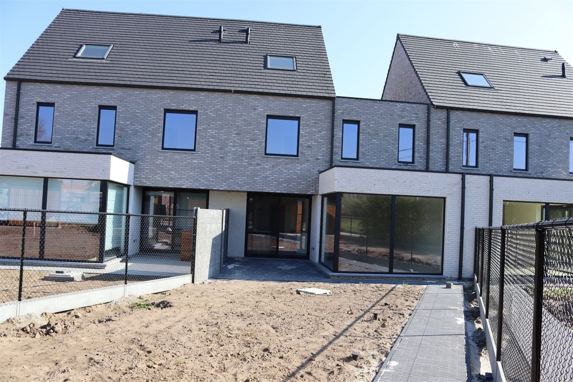 Ruime energiezuinige nieuwbouw woning op gunstige ligging. foto 13