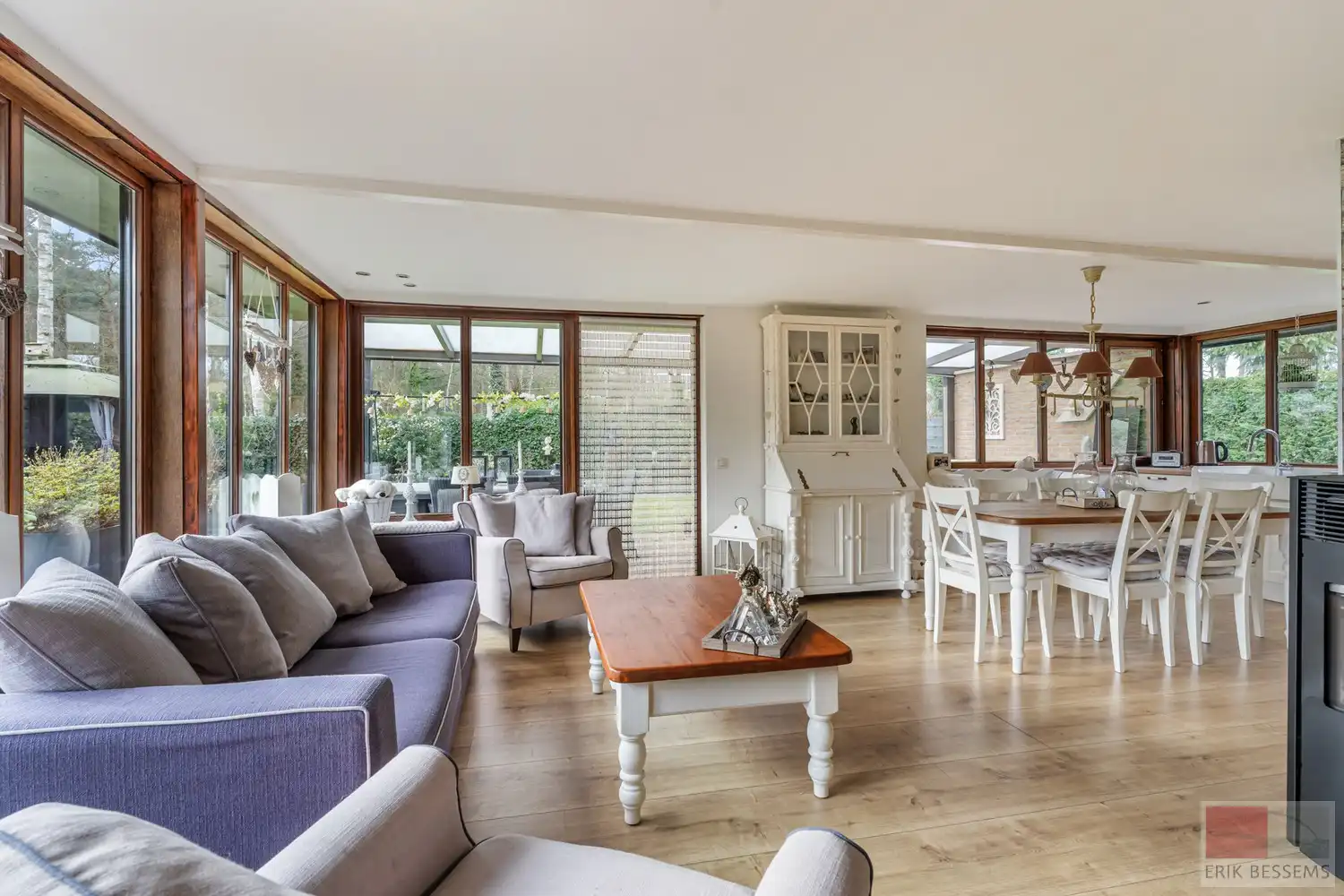 Gelijkvloerse vakantiewoning met een woonoppervlakte van 78 m², gelegen op een ruim perceel van 551 m². foto 6