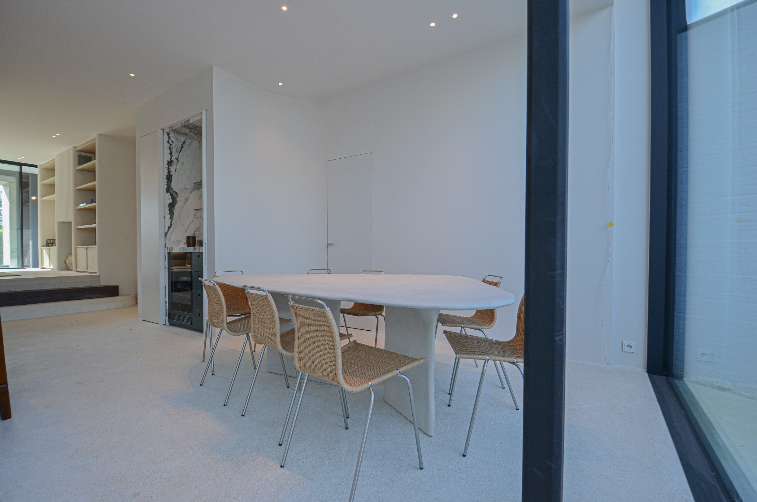 Exclusieve  nieuwbouwwoning afgewerkt met buitengewone materialen en design. foto 17