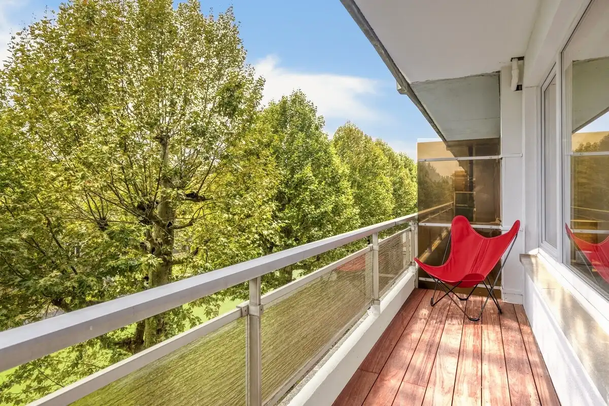 Bijzonder aantrekkelijk gerenoveerd appartement langs de Coupure met hoogwaardig gerenoveerd interieur en twee terrassen foto 5