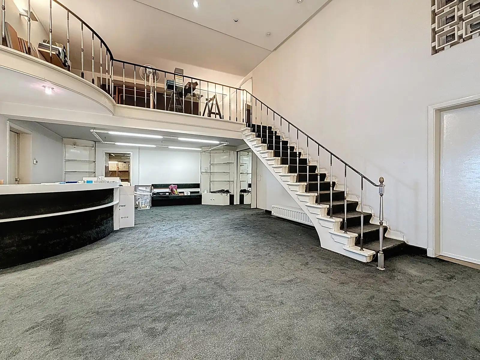 Uniek handelspand met ruim appartement en tuin foto 2