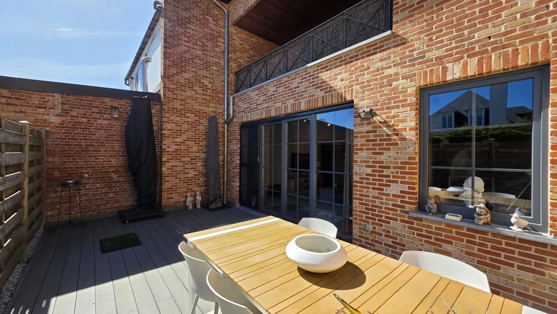 Instapklaar en stijlvol gelijkvloers appartement met privatief terras foto {{pictureIndex}}