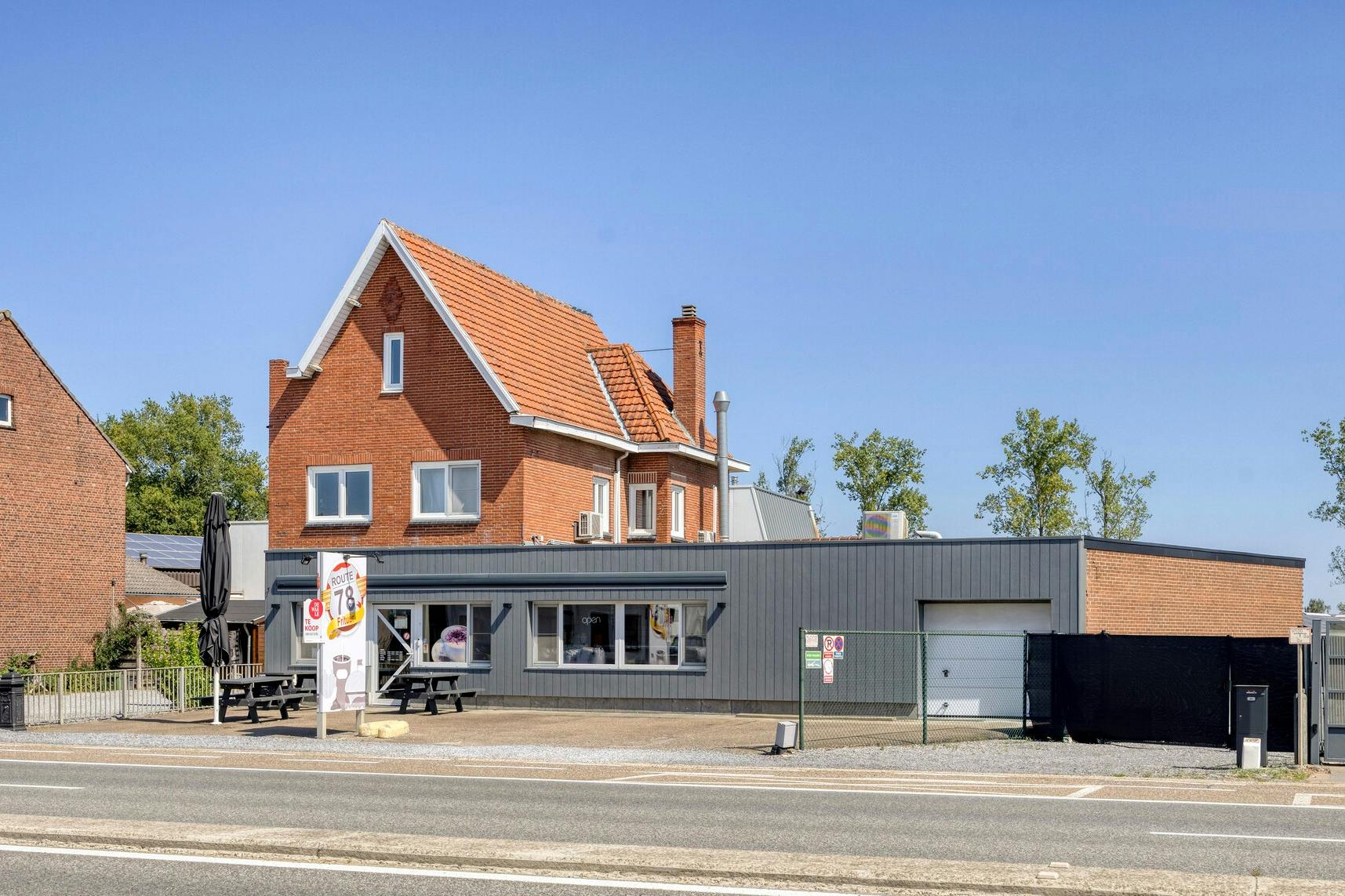 Instapklaar handelshuis op toplocatie in Dilsen te koop foto {{pictureIndex}}