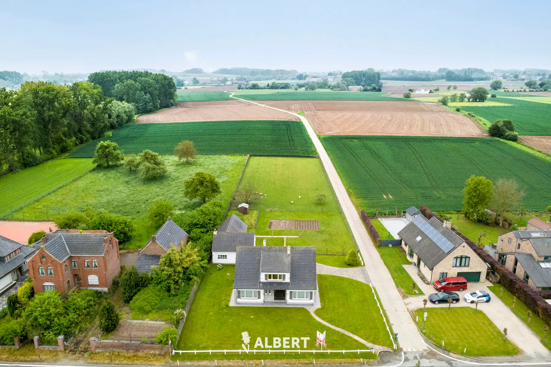 Landelijke woning met bouwgrond, bijgebouw en weideland foto 16