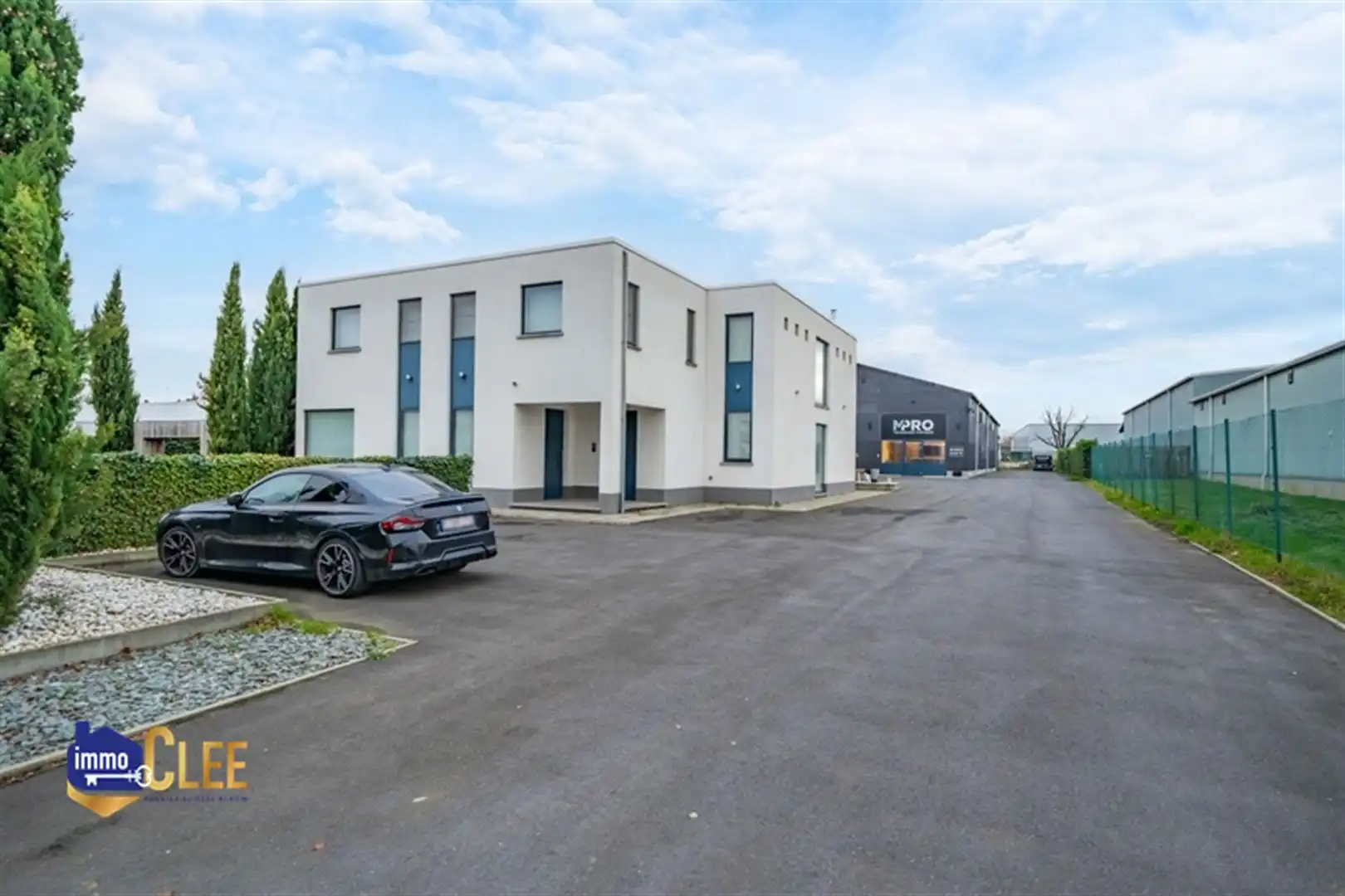 Uniek combinatiepand met conciergewoning en bedrijfshal in KMO-zone Sint-Truiden foto 2